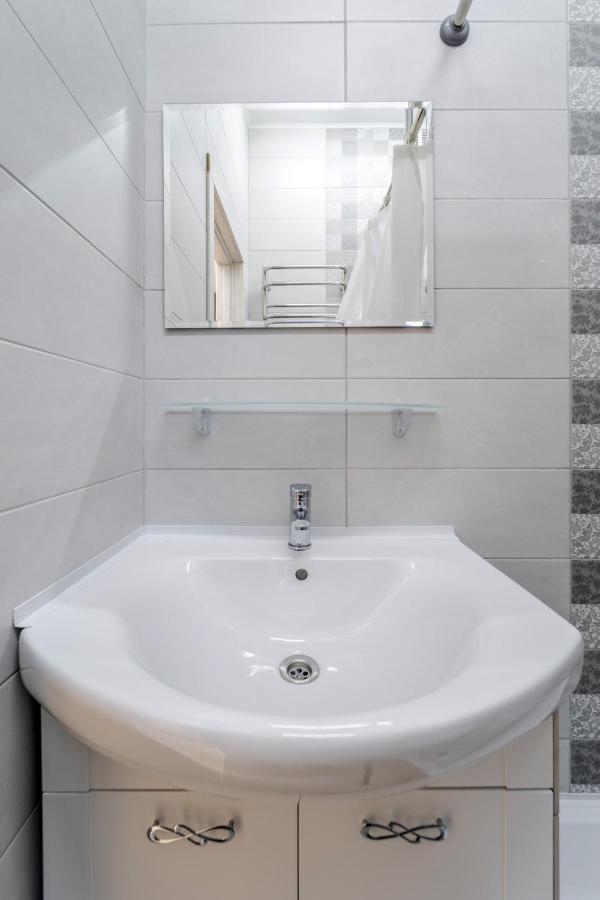 Modern Apartment In The Old City Leopoli Esterno foto