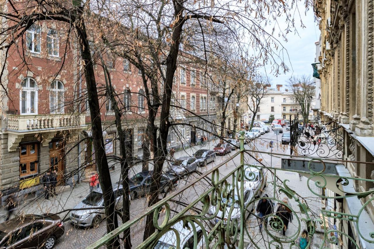 Modern Apartment In The Old City Leopoli Esterno foto
