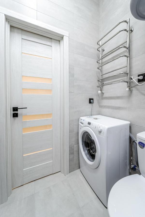 Modern Apartment In The Old City Leopoli Esterno foto