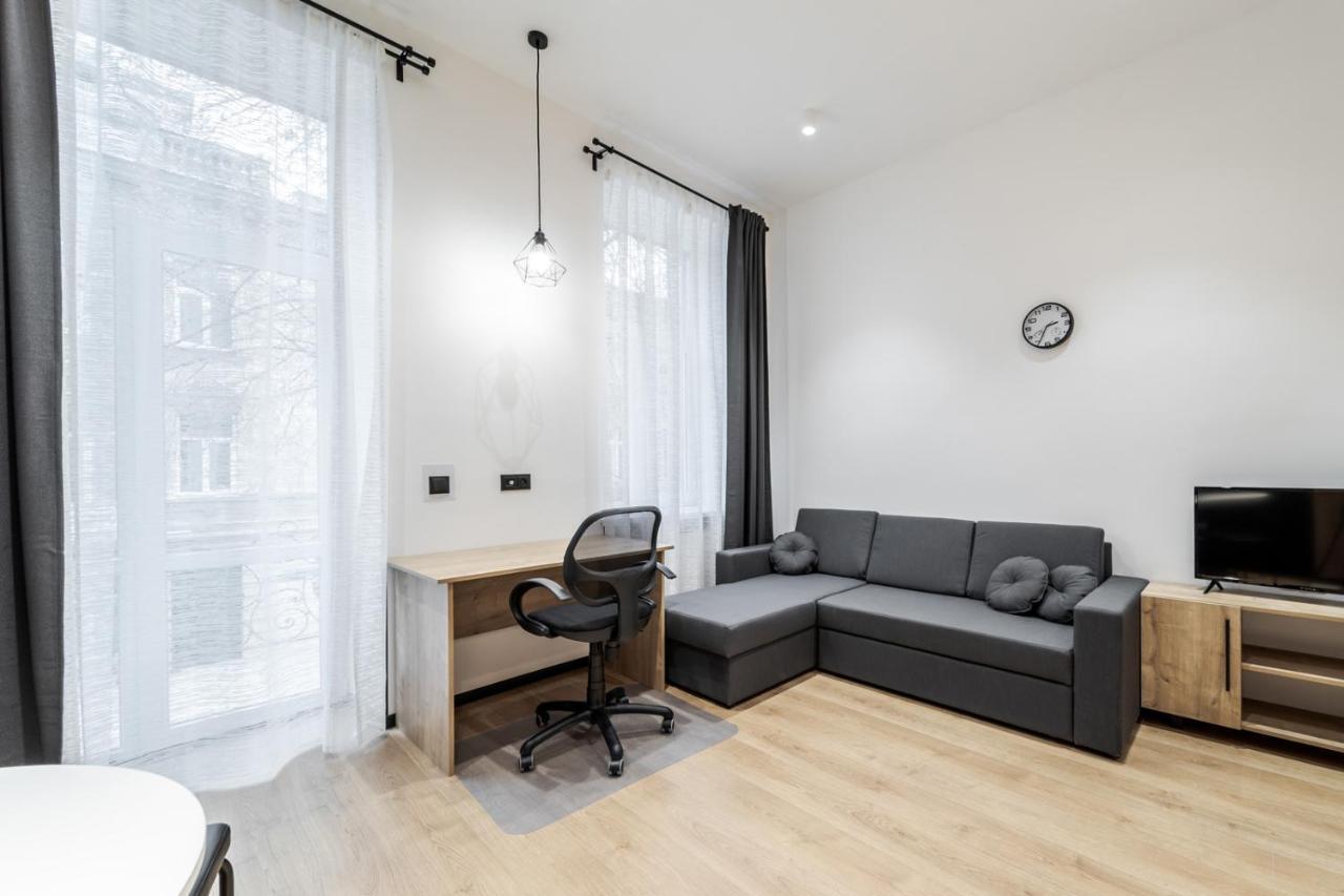 Modern Apartment In The Old City Leopoli Esterno foto