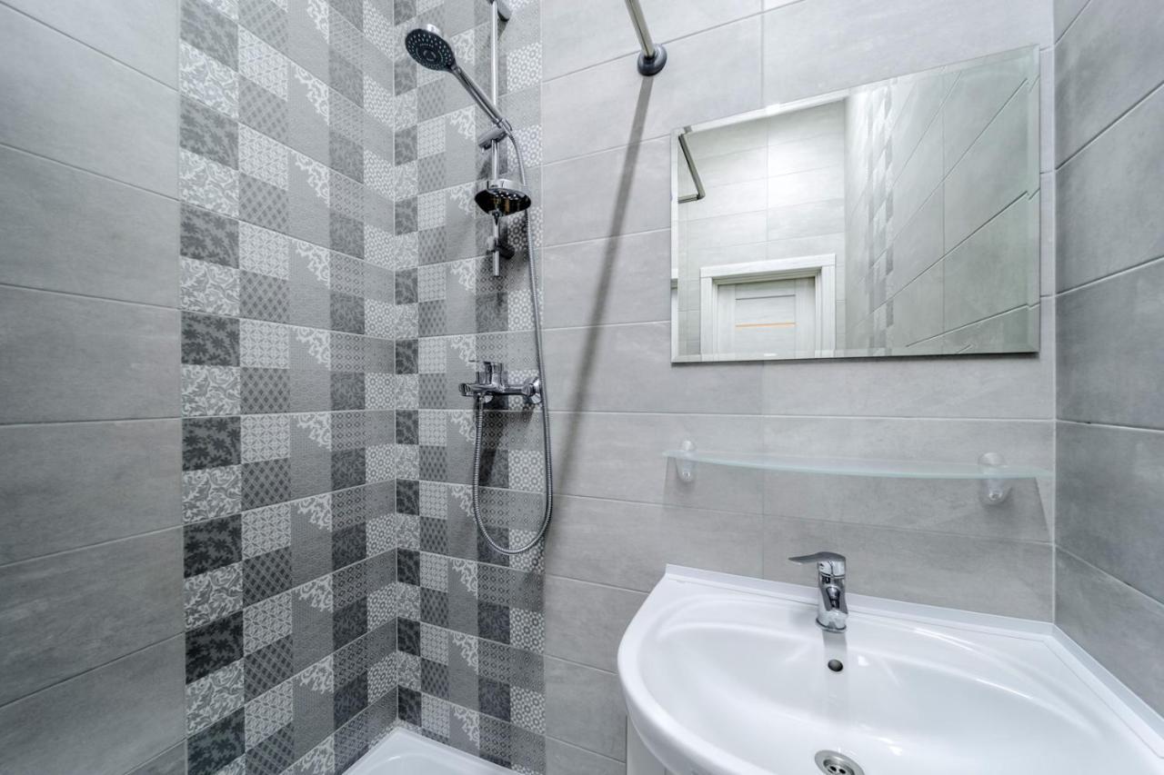 Modern Apartment In The Old City Leopoli Esterno foto